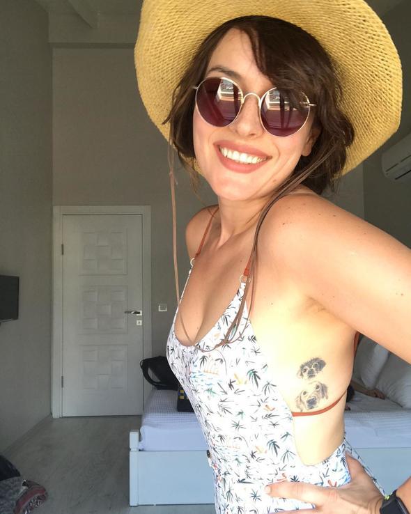 Ksa srede byk beeni alan fotorafa ok sayda yorum yapld. Hayranlar Mola'nn fotorafnn altna 'Ezgi Hanm yllar size yaram, bu haliniz de ok tatl' yorumunda bulundu.