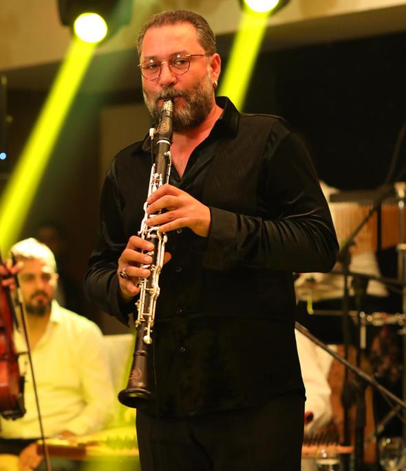 Salar ve sakallar beyazlayan nl klarnetiyi grenler 'Hsn enlendirici'ye ne olmu!? Erken yalanm' yorumunda bulundu.