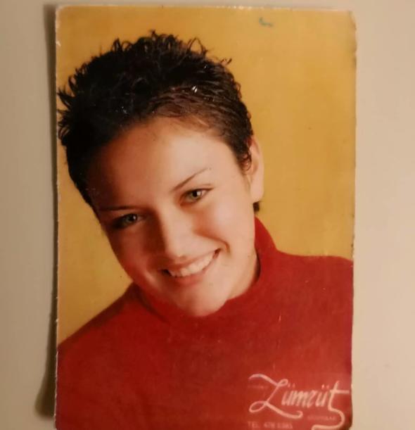 Sevilen oyuncu Ezgi Mola 1997 ylnda ekildii bu fotorafn ' 1997... Gz rengini fotorafta deitirmenin mecburi olduu yllard... Asiliin snr kaztlan sala llrd ve kalar alnmaz tlrd... tmtm' notuyla paylat.