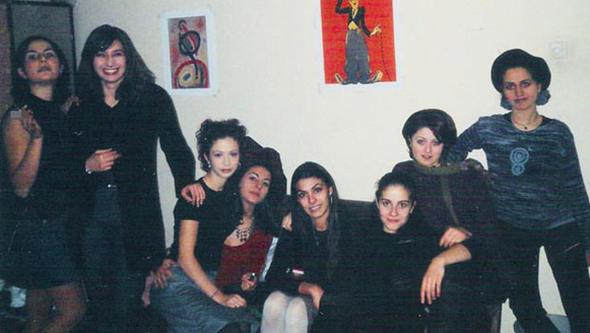 u sralar Oktay Kaynarca ile 'Ekiya Dnyaya Hkmdar Olmaz' dizisinde barol paylaan Deniz akr'n gemi yllara ait bir fotoraf ortaya kt.