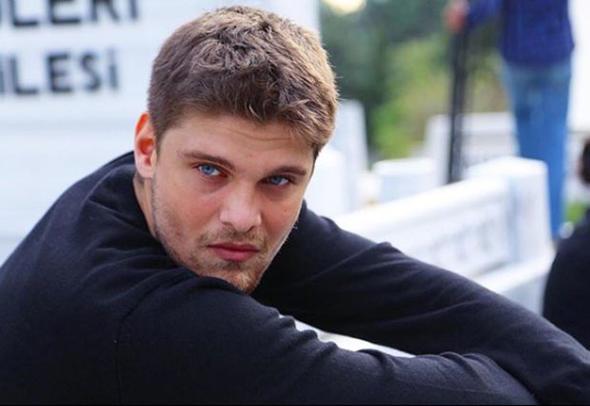 Bir dnem salarn sfra vuran gen oyuncunun bu paylam sosyal medyada olay oldu. imdilerde gen kzlarn gzdesi olan Takan'n ergenlik dnemine ait fotorafna 'Evrime inann, sa insan ok deitiriyor' yorumlar yapld.