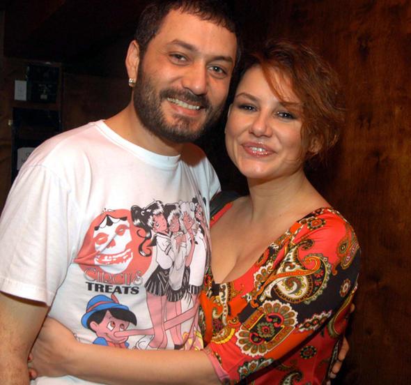 Evli ve 2 ocuk babas klarneti Hsn enlendirici, Deniz Seki ile 2006-2009 tarihleri arasnda frtnal bir ak yaamt.