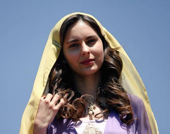 VEDA EDECEK DZ SE YEN GELN; Show TV'nin ukur dizisi ile beraber en ok izlenen dizisi Yeni Gelin. Her cumartesi akam izleyici karsna kan Yeni Gelin, sessiz glerden. Ancak Yeni Gelin dizisine final yaptrlaca ve yerine baka bir dizinin gelecei iddia edildi.