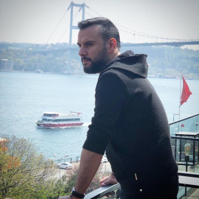 Bizi Sleyman Demirel ardnda da gidiyorduk. Mesut Ylmaz babakand. O ardnda da gidiyorduk. Ben ka kere DSP kongresinde konser verdim. Hatta Blent Ecevit'in aday olduu ve seildii kongrede konser verdim. Byle bir ey olmad. u anda bir partinin kongresinde konser ver, bittin yani..."