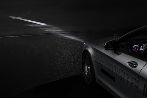 rnein, bakm almalarnn olduu bir yolda giderken srclere hangi izgide ilerlemeleri gerektii konusunda yardm ediliyor.