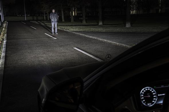 Mercedes LED zgaras formundaki far tasarmn ilk olarak 2015&#8217;te F 015 adn tayan aratrma aracnda gstermiti.