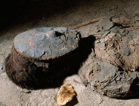 Ardndan beden natron (doal sodyum karbonat) denilen bir tr tuzla kurutuluyor ve yzlerce metre beze sarlyordu. Artk tamamen mumyalanan beden, kiinin teki dnyada ihtiyac olabilecek yiyecek ve tlsmlarn resimleri veya modelleriyle birlikte mezara gmlyordu.