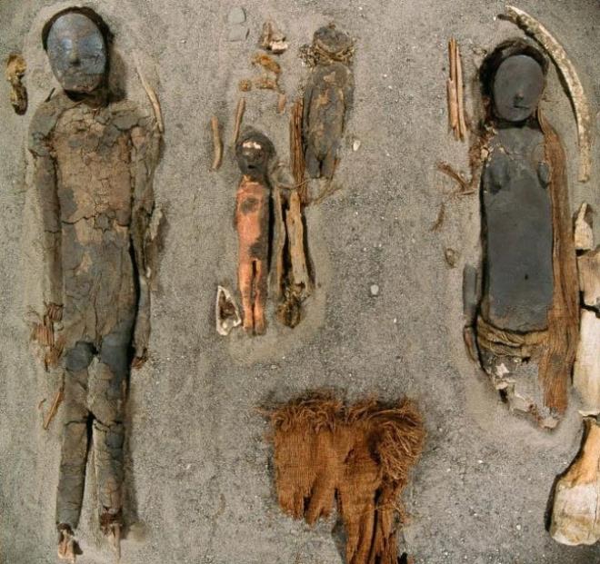 Piramitlerinde rahat bir ekilde yatan, "lanetlerle" korunmu Msr mumyalar hem gerek hem de kurgu dnyada ok nl.Aratrmaclar tarafndan gemie alan bir pencere olarak yceltilen ve Hollywood tarafndan sansasyonel bir biimde kullanlan mumyalanm Msr cesetleri, mumyalarn kaymak tabakasn oluturuyor. Msrllar genelde 70 gn sren bir srele mumyalanyorlard. Rahipler cesedin beynini svlatryor ve burundan aktyordu. Tm i organlar karlyor ve kalp dnda hepsi ayr ielere konuluyordu. Kalp yerinde braklyordu nk Msrllar kalbin insann var oluu ve akl iin esas olduuna inanyorlard.