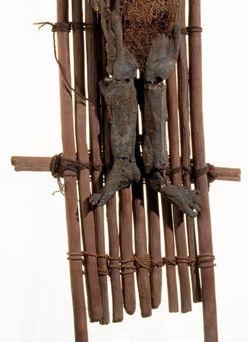 Yeni Gine'deki baz kyller hl atalarn mumyalyor. ller bir kulbeye konularak i organlar kuruyana kadar ttsleniyor. Ardndan, yapsal btnln korunmas iin krmz kille kaplanp ormanda bir tapnaa gtrlyor. Cesetler kutlamalar srasnda tapnaktan getiriliyor ve yaknlar atalarna danmak iin mumyalar ziyaret ediyor. Papua Yeni Gine mumyalar, ilk kez ngiliz kaif Charles Higgins tarafndan 1907 ylnda belgelenmiti. 1950'lerde gezgin misyonerler bu uygulamay engellemeye almlard ama len saygn atalarn ttslendii kyler hl var.