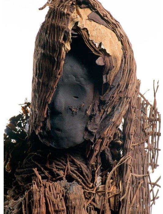 Atalarmzdan bazlar ise cenazecilere gvenmeyip kendi kendini mumyalamay seiyordu.Bu lmcl ve korkun uygulama Japonya, in ve Hindistan'daki Budist rahipler tarafndan yaplyordu. Bazlar sonucun kendilerine zel gler vereceine inanyordu, bazlar da bir gn gelip uykudan uyanr gibi uyanacaklarn dnyordu. Kendi kendine mumyalamay seen rahipler  yl boyunca sadece yemi ve tohumdan oluan bir beslenme uyguluyor, ondan sonraki  yl boyunca da sadece aa kabuu ve kk yiyorlard. Ama bedenlerindeki yan tamamn yok etmekti, bylece lmden sonra bakterilere daha az yiyecek ey kalacakt.