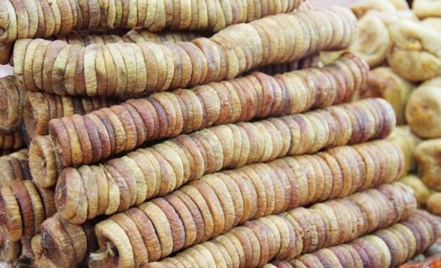 Di saln kuvvetlendirir: Kalsiyum ve fosfor ieren kuru incir, zeytinya kr kemik ve di saln kuvvetlendirir. zellikle menopoz dneminde kemik erimesine kar korur.  <br>  Zayflamaya yardmc olur: Tatl ihtiyacn doal yoldan karlayan, metabolizma hzn ykselten kuru incir, zayflamaya yardmc olur.