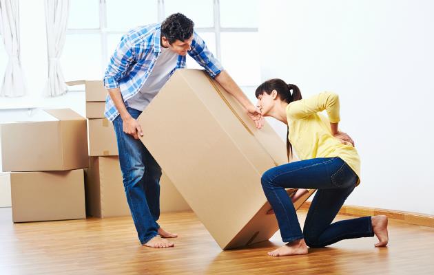 Evde  <br>  Bir eyay kaldrmadan nce onun ne derecede ar olduunu tahmin etmeye aln. Yerden alrken dizlerinizi bkerek ve melerek aln. Belden eilmek doru bir hareket deildir. Eyaya doru uzanmayn, yanna iyice yaklan. Ev kadnlar amar asarken yukarya doru uzanarak belini germemeli. pin seviyesi mutlaka kadnn boyuna gre ayarlanmal. Arlk tamanz gerekiyorsa, yk her iki elinize de eit olarak paylatrn. Ar yk, belden daha yksee kaldrmayn. Ayrca eyay gvdenize yakn tutun.