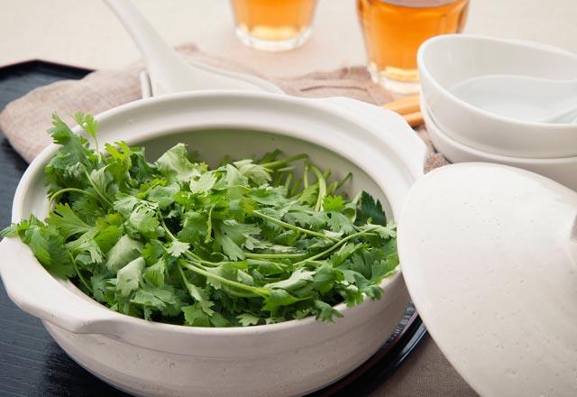 Bo bir elik tencere ierisine yaklam 3 bardak su koyun. Daha sonra maydanozlar saplar ile beraber tencerenin ierisine koyun ve ksk atete 2-3 dk kadar kaynatn. Kaynatktan sonra maydanozlar, 10 dk demlenmeye brakn.