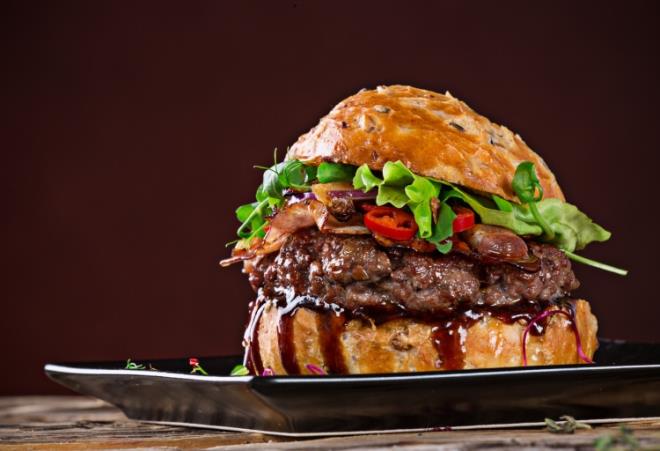 - Vcudun fiziksel grntsn bozan bir dier yiyecek ise fast food rnleridir. erdii trans ya ve baz fabrika gdalar nedeniyle mide rahatszl ve damar tkanklna neden olurlar. Ayn zamanda fast food yiyeceklerinin, cildin alt ksmnda da ya bezelerinin olumasna sebep olduklar bilinmektedir.