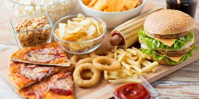 ABD'li bilim adamlar, gdalar zerinde yapt aratrmalar sonucunda insan psikolojisini olumsuz etkileyen yiyecekler olduunu aklad.  Peki salkl diye tketilen yiyecekler psikolojiyi neden bozar? te sizi mutsuzlua gtren o yiyecekler...