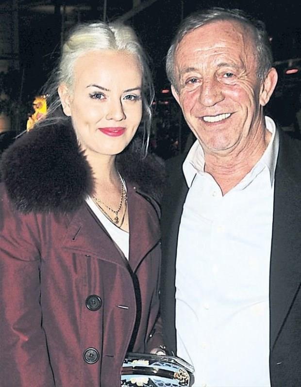 Aaolu Holding&#8217;in patronu Ali Aaolu ile 2 yldr ak yaad Duygu Su Glpnar, stinyepark&#8217;taki bir lokantada dostlaryla bulutu.