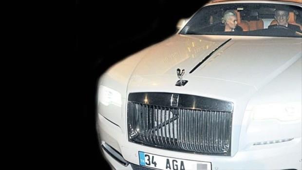 Ali Bey kta 6 milyon TL&#8217;lik Rolls Royce marka otomobiline bindi. Direksiyona geerken &#8220;Garajmdaki en sevdiim arabam bu. nk ocuklarm Alican ve Sena bana &#8216;Babalar Gn&#8217;nde hediye etmiti&#8221; dedi.