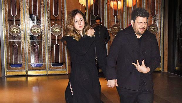 Eser Yenenler, nceki gn 2015 Trkiye drdnc gzeli sevgilisi Berfu Yldz&#8217;la Bebek trafiinde objektiflere takld.