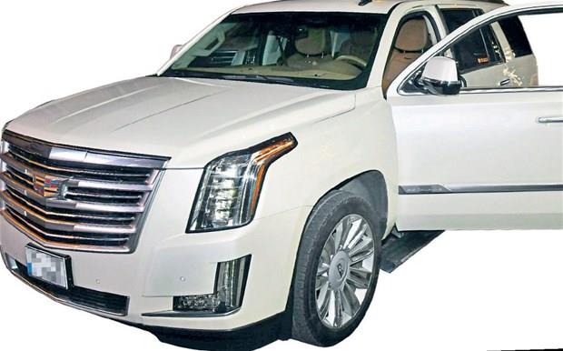 Berkay ksa sre nce 1 milyon 200 bin liraya Cadillac-Escalade marka otomobil ald. Bir sredir kulland, 600 bin lira deerindeki Range Rover cipi de ei zlem Katipolu'na verdi.