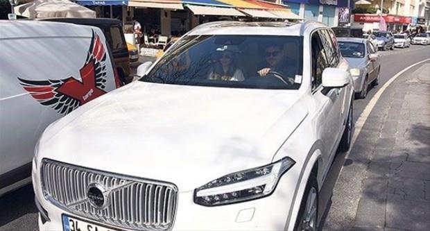 Yeni ald Volvo marka lks cipiyle ilk kez grntlenen Eser Yenenler&#8217;n lks aracna 520 bin TL dedii renildi.