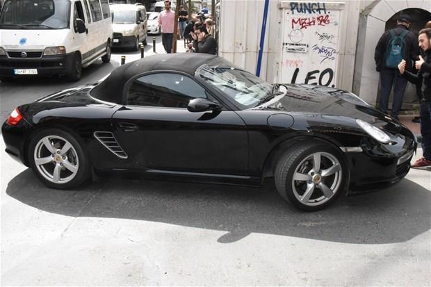 140 bin dolara (yaklak 464 bin lira) yeni ald Porche marka otomobili ile tur atyordu.