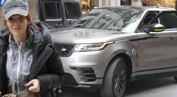 2 yandaki Elin Sangu, yeni ald 900 bin lira deerindeki cipiyle grntlendi. zel ofrl aracyla dolaan Elin Sangu'nun apkal ve spor hali de objektiflere yansd.