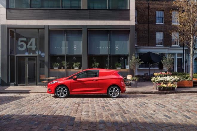  kapl yeni model Fiesta van versiyonunun, 1002 litrelik bir bagaj hacmi bulunuyor. Bunun dnda bu hacme 500 kg arlnda yk konulabiliyor. Bagajn i ksmlar dayankl malzemelerden yaplm. Ayrca zeminde 4 adet kanca bulunmas ykleri sabitlemeyi salayan kullanl bir zellik haline geliyor.