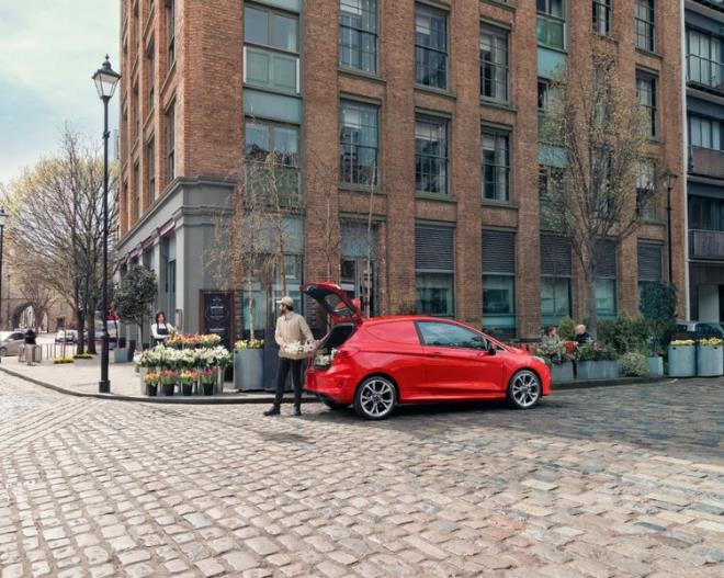 Yeni aracn kabini Fiesta hatckback'ten farkl gzkmyor. Tablet grnml 8 in'lik dokunmatik ekrann korunmu olmas da bu aracn bir ticari ara olduunu gsteriyor. Ford'un SYNC 3 olarak adlandrd versiyona sahip bu bilgi elence sisteminde AndroidAuto ve Apple CarPlay balant zellikleri de bulunuyor.