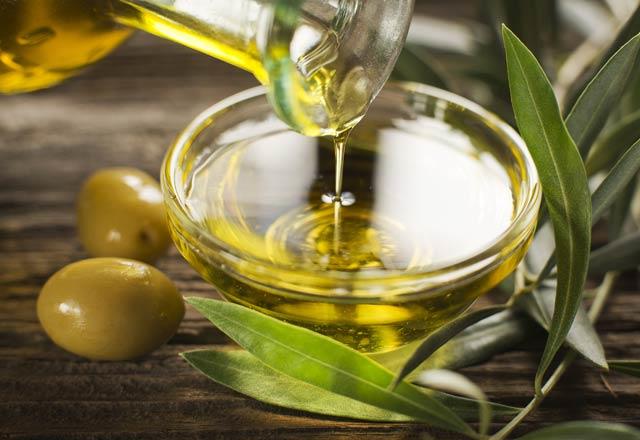 Doal zeytinya ve tereya kullann Doal zeytinya ve tereya tketilmesini neren Prof.Dr. Canan Karatay, margarin iinde yer alan Omega 3 katksnn ise doru olmadn dile getirdi. Trans yalarn inflamasyona neden olduunu belirten Karatay, ilem grmemi zeytinya ve tereya tketimi ile inflamasyonun deceini szlerine ekledi.