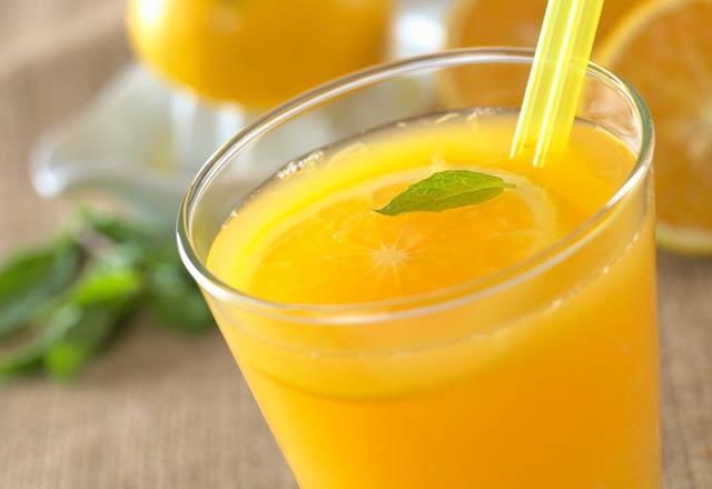 &#8216;&#8217;Meyve suyunun, alkolden fark yok&#8230;&#8217;&#8217; Prof.Dr. Canan Karatay, C vitaminin yalnzca meyce sularnda bulunmadn bunun byk bir yalan olduunu dile getirdi. Meyve suyunun alkolden bir fark olmadn belirten Karatay, meyve suyu tketiminin de karacieri yalandrc etkisi olduunu szlerine ekledi.