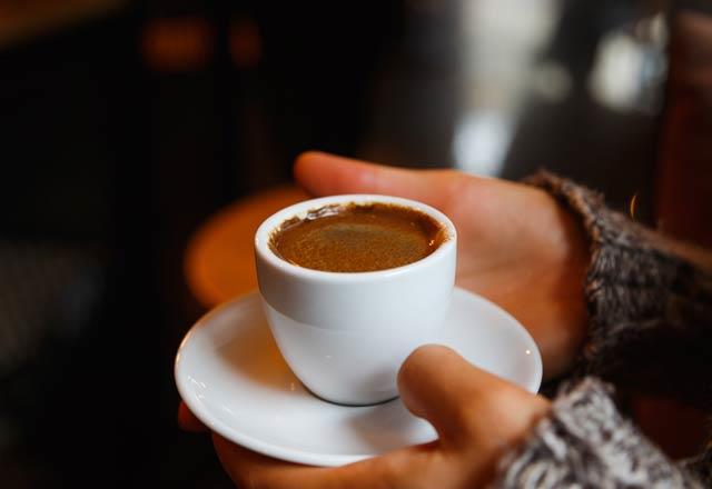 Snava hazrlanan renciler nasl beslenmeli? Snava hazrlanan genlerin ok yorgun olduunu syleyen Canan Karatay, rencilere gnlk 3-4 tane yumurta yemelerini, bol bol fndk ve fstk tketmelerini, ekersiz Trk kahvesi imelerini tavsiye ediyor.