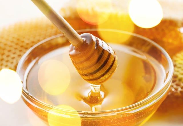 Bal karacieri yalandryor Bal sevenlere kt haber! Baln iinde bol miktarda flukoz ve glukoz maddelerinin bulunduunu dile getiren Prof.Dr. Canan Karatay, bu maddelerin karacieri yalandrdn ve eker hastalarnn baldan uzak kalmas gerektiini belirtti.