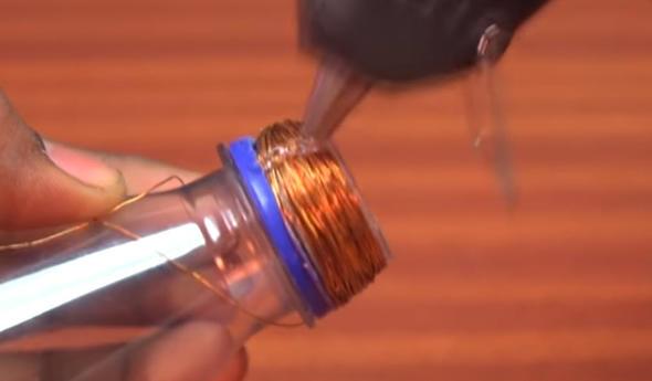 Ardndan tutkal kullanyoruz ve telin zerine sryoruz.