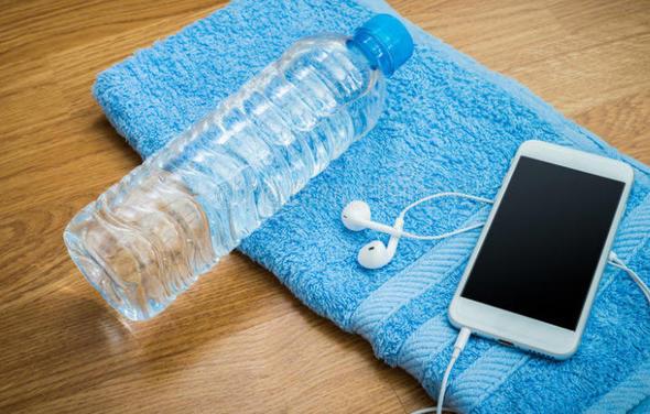 Plastik ieyle telefonu masaya yatrd, ortaya kan ey grenleri hayretler ierisinde brakt. Milyonlarca kez izlenen bu grntlerde bakn az sonra neyle karlaacaksnz?