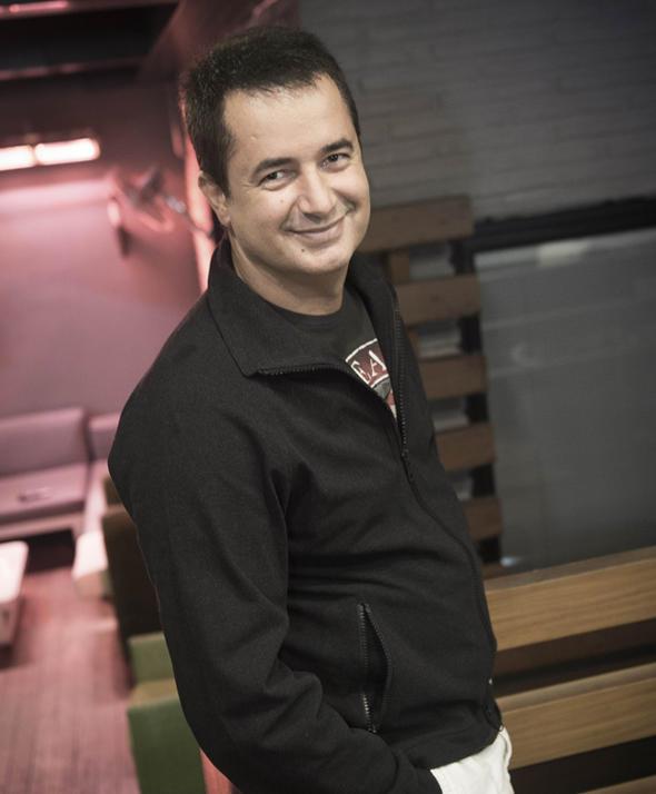 Teyzesiyle birlikte yer ald fotoraf 'Geenlerde Hlya teyzemle ektirdiim bir fotoraf' notuyla yaynlayan Ilcal'nn paylam byk ilgi grd.