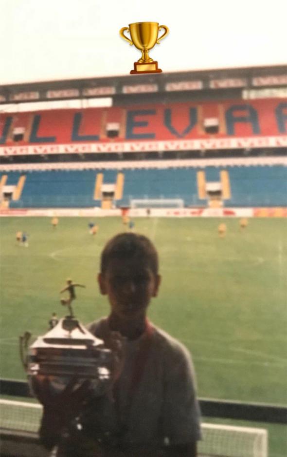 Sosyal medya hesabndan Bursaspor'da kalecilik yapt yllara ait fotorafn paylaan Ksendil&#8217;in deiimi dikkatlerden kamad.