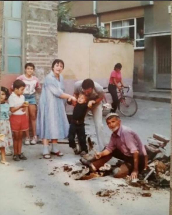 Demirer bu fotorafn altna "Bir genconun albmnden km benimle de paylat saolsun... 80'ler Bursa's..Akbyk Mahallesi... Cami duvarna yaslanp srtan ocuk tandk geldi mi" notunu dt.