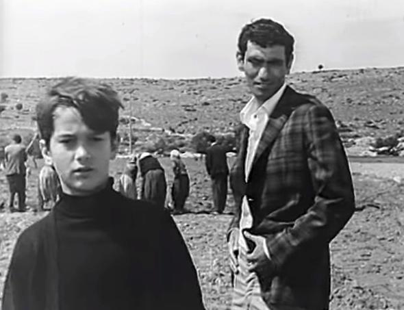 Filmde Ylmaz Gney'in olunu canlandran zdilek, bu fotorafn altna; 'Gemi kattklar ile gzeldir... 'Benim Adm Kerim' yl 1967. Bir Ylmaz Gney filmi' mesajn yazd.