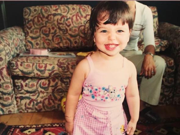 1998 doumlu Zeynep Alkan anne ve babas gibi oyunculuu semiti. En son 'Hayat Bazen Tatldr' dizisinde rol alan gen oyuncu takipilerini ocukluk yllarna gtrd.