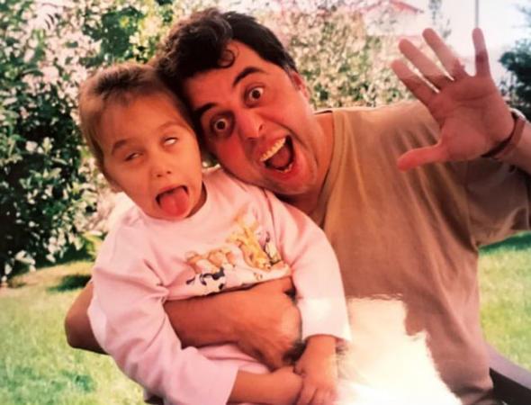 Oyuncu-senarist Hamdi Alkan kendisi gibi oyuncu Canan Hogr ile hayatn birletirmi ve iftin bu birlikteliinden Zeynep adndan bir kzlar dnayaya gelmiti.