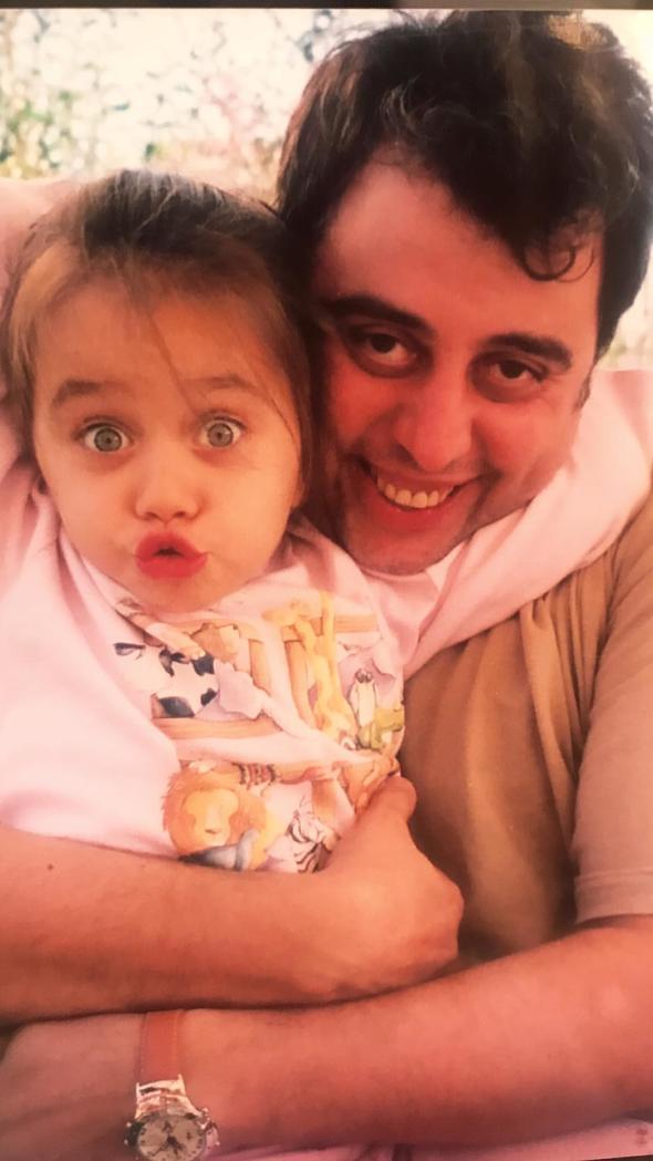 Aile albmnden fotoraflarn takipileriyle paylaan Alkan, sevenlerine nostaljik bir gezinti yaatt.