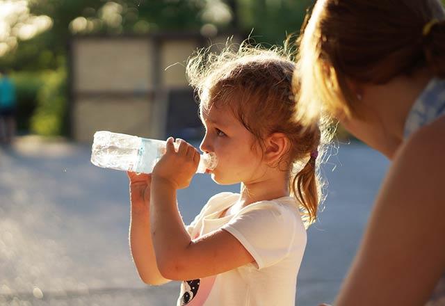 Souk su tketiminin zararlar arasnda kalp at hzn drmesi de yer almaktadr. Souk su imek vcudun sinir sisteminin byk bir ksmn oluturan vagus sinirlerini uyarr ve bu durum da kalp at hzlarnn dmesine neden olur.
