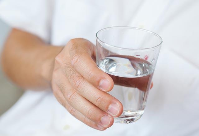 Stresli dnemlerinizde scak su ierek bu dnemi daha kolay bir biimde atlatabilirsiniz. Strese neden olan kortizol hormonlar susuzlukla birlikte ykseldii iin scak su tketimi etkili olacaktr.