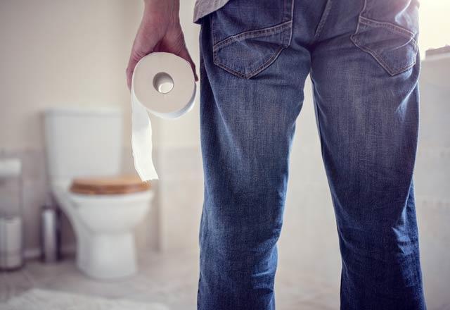 Scak su ile kabzla are bulabilirsiniz. Kabzln en byk sebepleri arasnda sv kayb yer ald iin scak su tketimi ile barsaklarnzn daha aktif bir biimde almasn salayabilirsiniz.