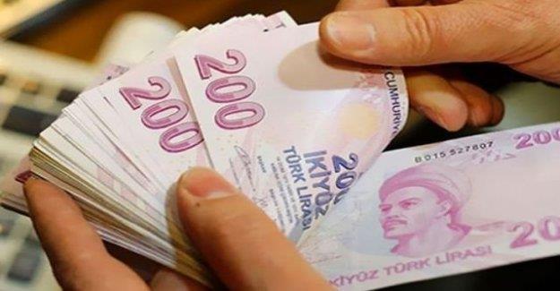 SSK ve Ba-Kur emeklisine temmuzda ilk 6 aylk enflasyon orannda zam yaplacak. 2018 Yl Program'nda, zammn yzde 4.02 olabilecei ngrs yer alyor. Eer yzde 4.02'lik zam tahmini gerekleirse en dk maa; esnaf emeklilerinde bin 405 liradan bin 461 liraya kacak. SSK ve Ba-Kur emeklilerinde en yksek maa olan 4 bin 481 lira 26 kuru ise 4 bin 661 lira 40 kurua ykselecek. Ayrca temmuzda maalar artaca iin, her ay denen ek deme de ykselecek.