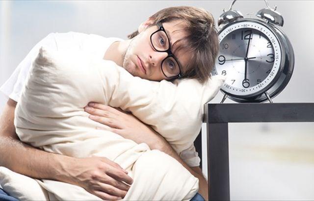 Yanl: Gece ge yatarsam sabah ge kalkmalym<br>  Dorusu: Salkl uyku iin en nemli artlardan biri, kalkma saatini mmkn olduunca sabitlemek. Dolaysyla gece kata yatlrsa yatlsn sabah ayn saatte kalkmal. Hatta hafta sonu-hafta ii, i gn-tatil gn fark etmeksizin sabahlar ayn saatte yataktan kalkmak, sonraki gece, uykunun salkl olmas iin en nemli kural oluturuyor.