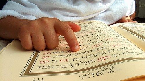 BERAT KANDL'NDE OKUNACAK DUALAR  <br>  Beraet gecesinde klnmas tavsiye edilen Hayr Namaz vardr. 100 rekatlk bu namaz klan kimse o sene lrse ehitlik mertebesine nil olur. Namaza yle niyet edilir;"Ya rabbi , niyet ettim rz-y erifin iin namaza. Beni afv- ilhne , feyz-i ilhne mazhar eyle. Kasvet-i kalbden , dnya ve ahiret skntlarndan halas eyleyip, sed defterine kaydeyle"Her rekatte Fatiha'dan sonra 10 hlas- erif okunur. ki rekatte bir selam verilerek 100 rekate tamamlanr.