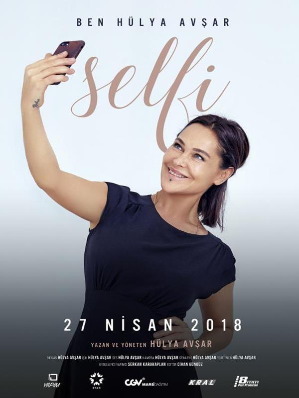 Hlya Avar, senaryosunu yazp ynettii "Selfi" filminde kendi hayat hikayesini anlatyor.