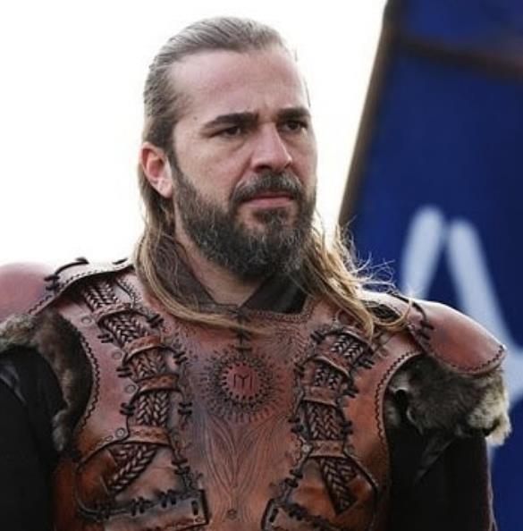 Dirili Erturul dizisinde 1258 ylnda Erturul Bey'in son olu olarak dnyaya gelen Osman Bey Erturul Bey'in en zeki ocuudur. Erturul Bey'in 1280 ylnda lmesi ile baa geen Osman Bey, Osmanl mparatorluu'nun kurucu padiah olacak. Bu durumda Osman Bey dnemine geilmeden nce Dirili Erturul dizisinde Erturul Bey karakterine hayat veren Engin Altan Dzyatan da diziden ayrlm olacak.