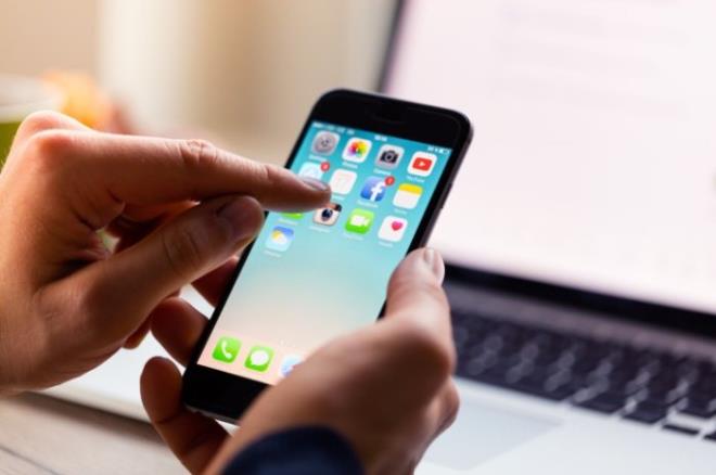 Notlarnz Kilitleyin<br>    Notlar uygulamasnda parolalar, kredi kart numaralar gibi hassas verilerinizi saklamamanz gerekiyor. Ancak notlarnzn bakalarna grnmesinden endie ediyorsanz Ayarlar > Notlar > Parola yolunu izleyin. Parolanz unutmayn, aksi halde kilitlediiniz notu bir daha aamayacaksnz. Notu kurtarmaya ynelik herhangi bir yol bulunmuyor.